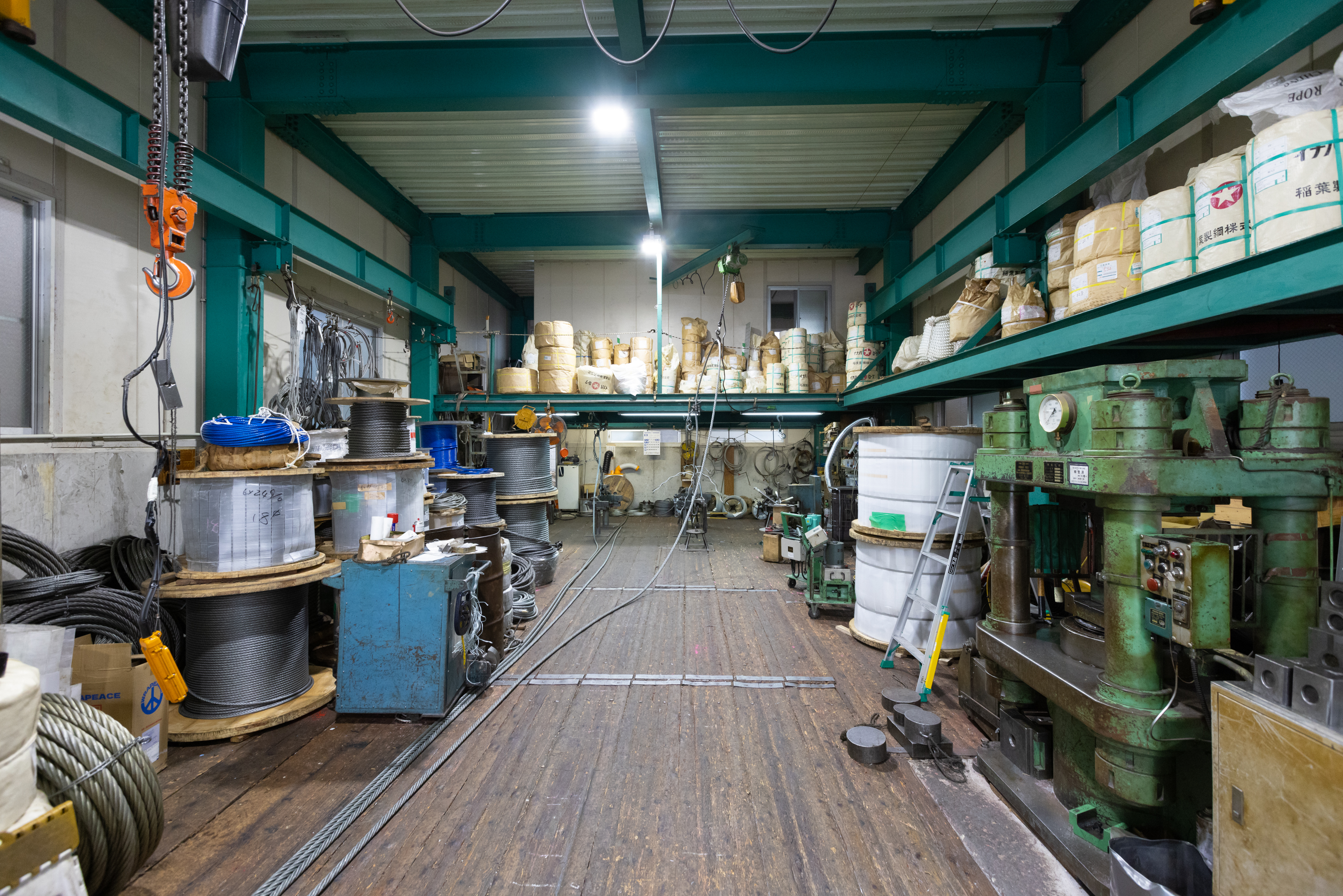 綱業商会の作業場